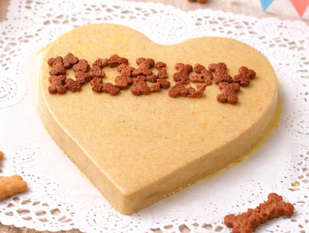 tarta casera de patas de pollo trituradas con el nombre de mi mascota DOBBY escrito con premios  como decoración 